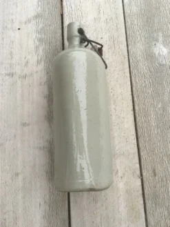 Bouteille en grès forme triangle