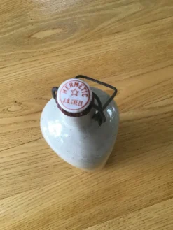 Bouteille en grès forme triangle