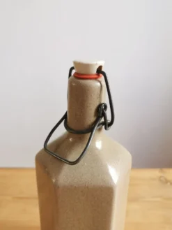 Bouteille en grès hexagonale