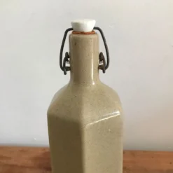 Bouteille en grès hexagonale