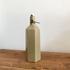 Bouteille en grès hexagonale