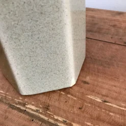Bouteille en grès hexagonale