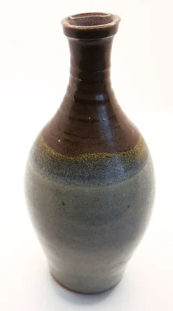 Bouteille en grès émaillé bleu, gris noir et jaune signée et made in France