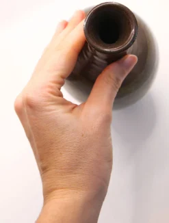 Bouteille en grès émaillé bleu, gris noir et jaune signée et made in France