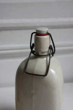 Bouteille en grès triangulaire