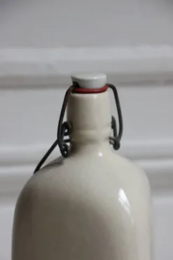 Bouteille en grès triangulaire