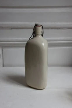 Bouteille en grès triangulaire