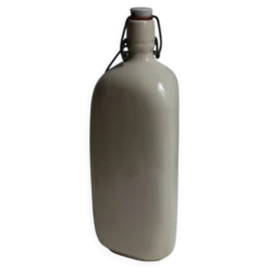 Bouteille en grès triangulaire