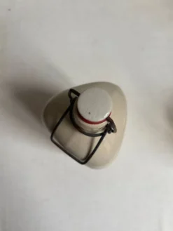 Bouteille en grès triangulaire
