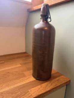 Bouteille en grès vernissé vintage 2106221