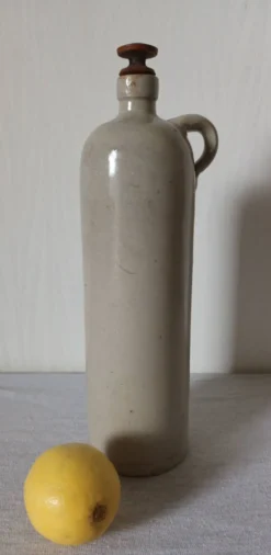 Bouteille en grès vintage