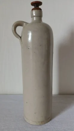 Bouteille en grès vintage