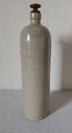 Bouteille en grès vintage