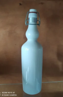Bouteille en porcelaine d'Avignon