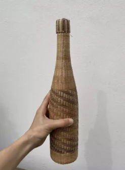 Bouteille en rotin osier tressée 70s