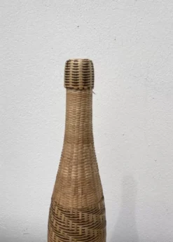 Bouteille en rotin osier tressée 70s