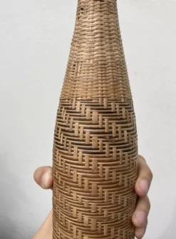 Bouteille en rotin osier tressée 70s
