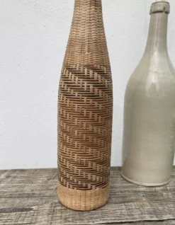 Bouteille en rotin osier tressée 70s