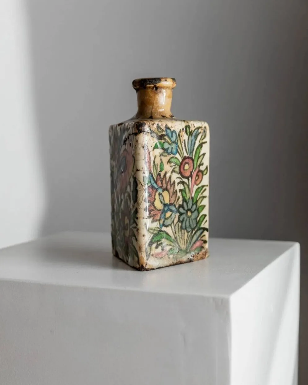 Bouteille en terre cuite multicolore de la dynastie Qajar en Iran, 19e siècle – Peinte à la main, pièce décorative unique