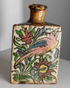 Bouteille en terre cuite multicolore de la dynastie Qajar en Iran, 19e siècle – Peinte à la main, pièce décorative unique
