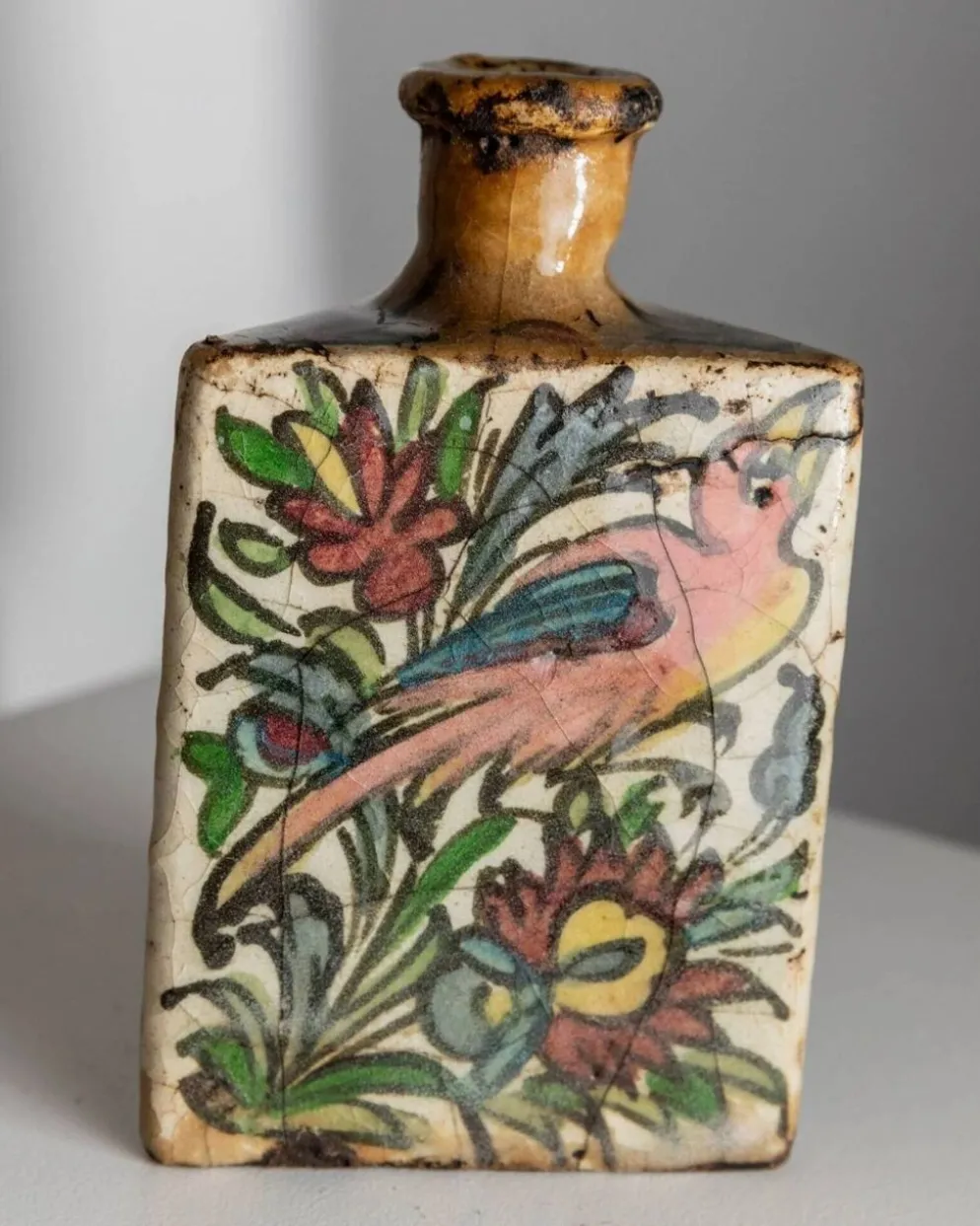 Bouteille en terre cuite multicolore de la dynastie Qajar en Iran, 19e siècle – Peinte à la main, pièce décorative unique