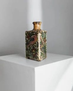Bouteille en terre cuite multicolore de la dynastie Qajar en Iran, 19e siècle – Peinte à la main, pièce décorative unique
