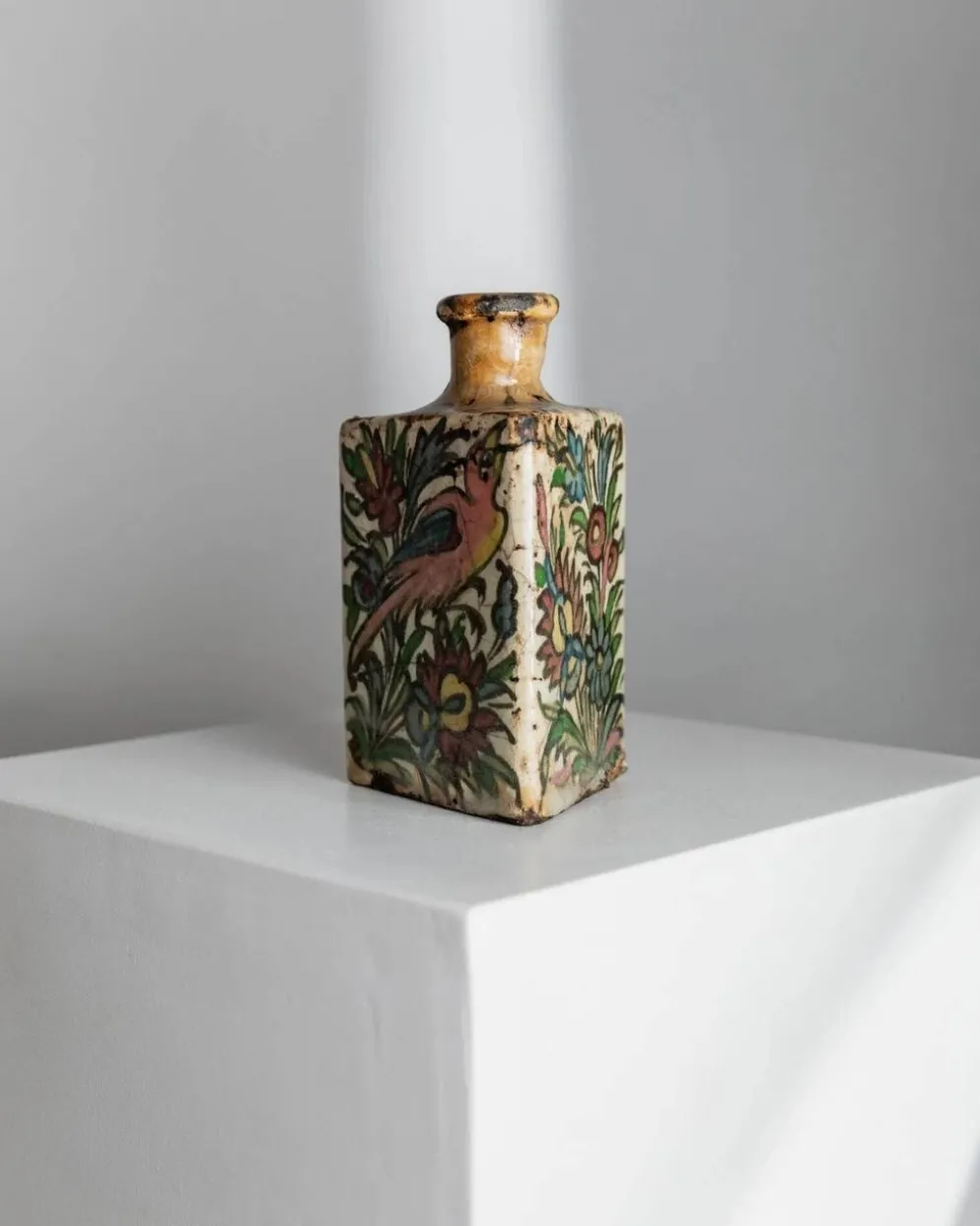 Bouteille en terre cuite multicolore de la dynastie Qajar en Iran, 19e siècle – Peinte à la main, pièce décorative unique