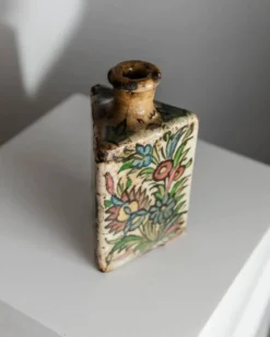 Bouteille en terre cuite multicolore de la dynastie Qajar en Iran, 19e siècle – Peinte à la main, pièce décorative unique