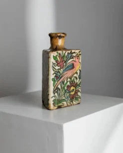 Bouteille en terre cuite multicolore de la dynastie Qajar en Iran, 19e siècle – Peinte à la main, pièce décorative unique