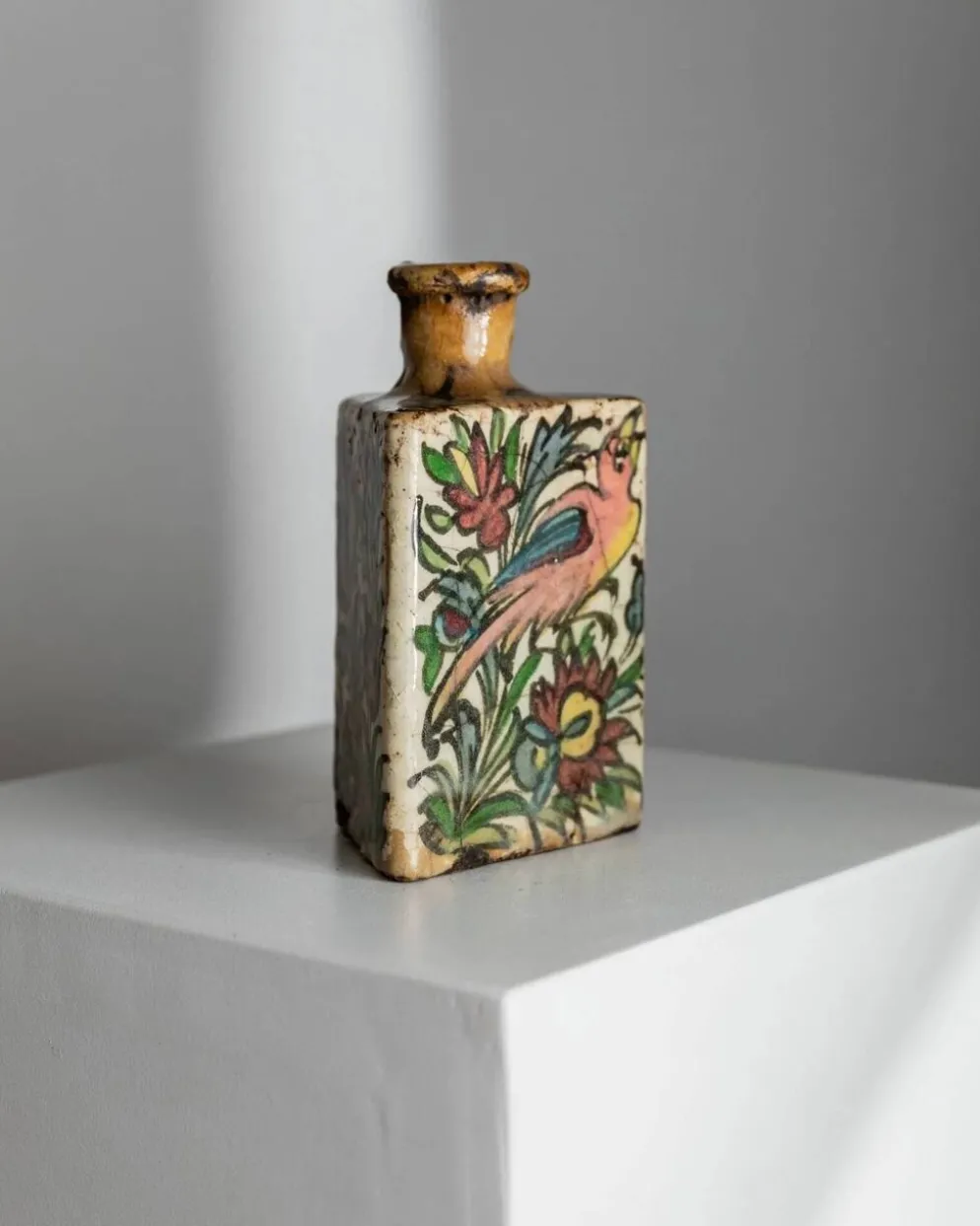 Bouteille en terre cuite multicolore de la dynastie Qajar en Iran, 19e siècle – Peinte à la main, pièce décorative unique