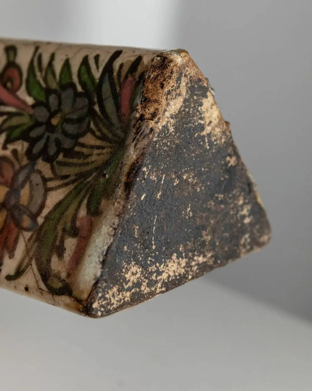 Bouteille en terre cuite multicolore de la dynastie Qajar en Iran, 19e siècle – Peinte à la main, pièce décorative unique