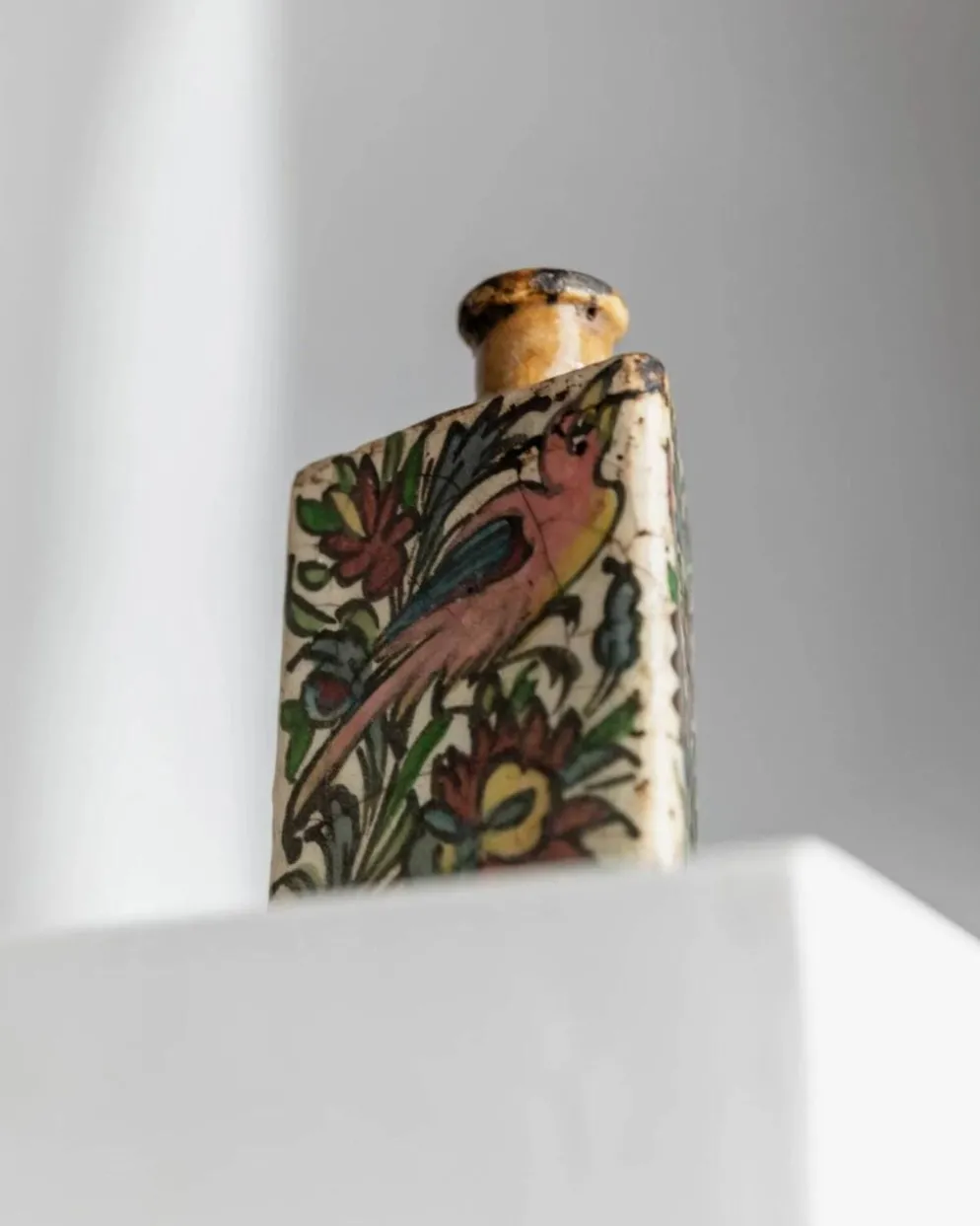 Bouteille en terre cuite multicolore de la dynastie Qajar en Iran, 19e siècle – Peinte à la main, pièce décorative unique