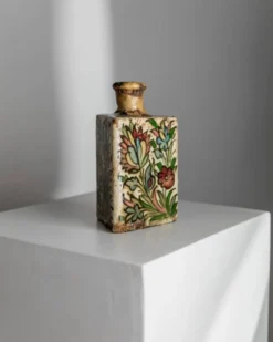 Bouteille en terre cuite multicolore de la dynastie Qajar en Iran, 19e siècle – Peinte à la main, pièce décorative unique