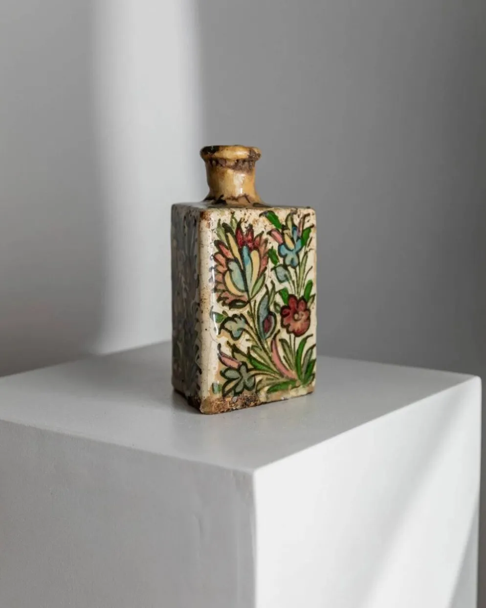 Bouteille en terre cuite multicolore de la dynastie Qajar en Iran, 19e siècle – Peinte à la main, pièce décorative unique