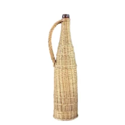 Bouteille en verre ambré dans son panier à poignée en osier