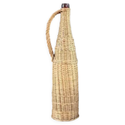Bouteille en verre ambré dans son panier à poignée en osier