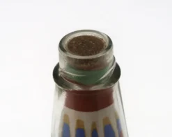 Bouteille en verre avec du sable coloré, Amérique du Sud années 70