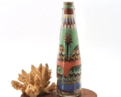 Bouteille en verre avec du sable coloré, Amérique du Sud années 70