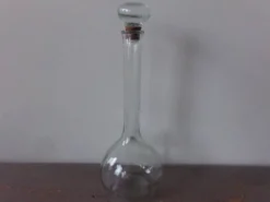 Bouteille en verre avec son bouchon