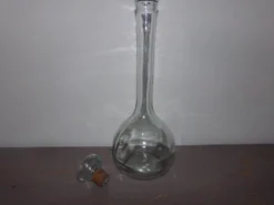 Bouteille en verre avec son bouchon