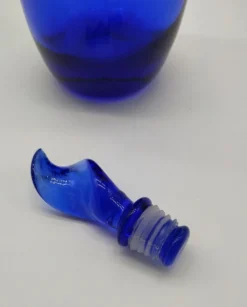 Bouteille en verre bleu cobalt