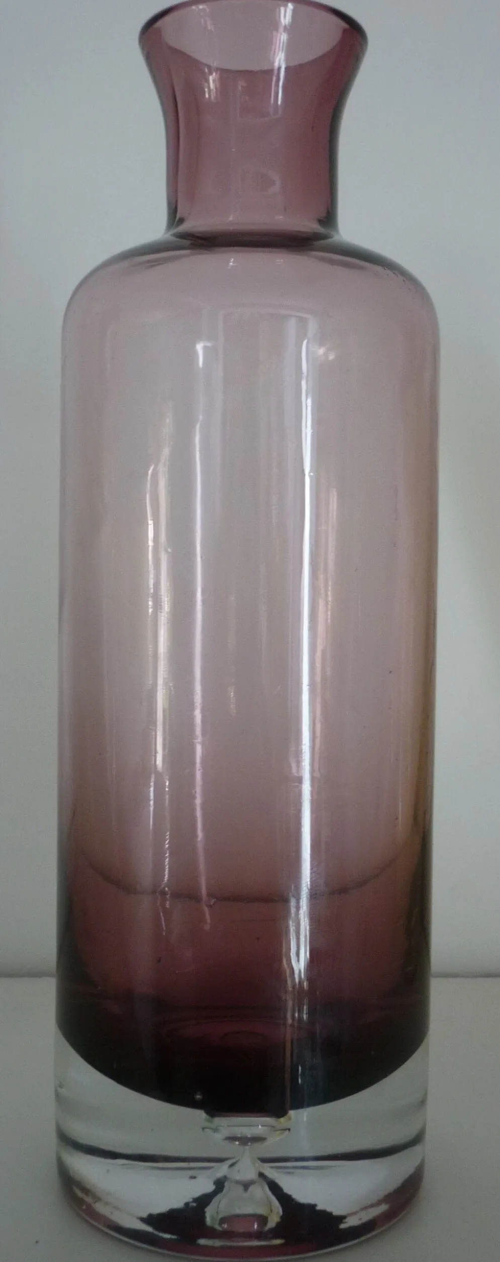Bouteille en verre couleur prune avec bulle