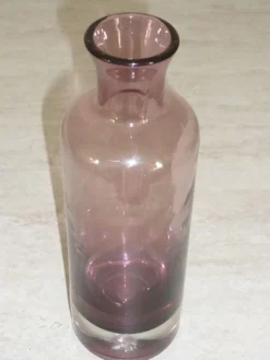 Bouteille en verre couleur prune avec bulle