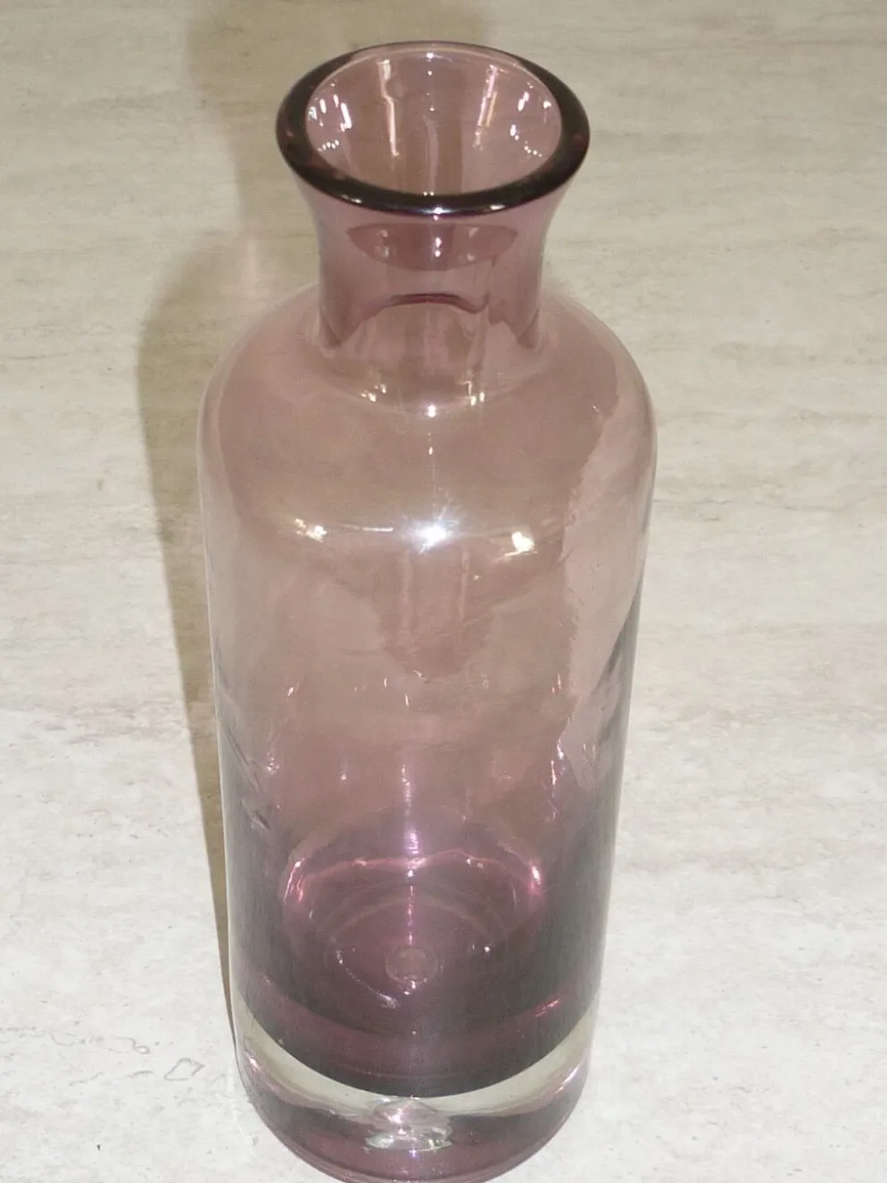 Bouteille en verre couleur prune avec bulle