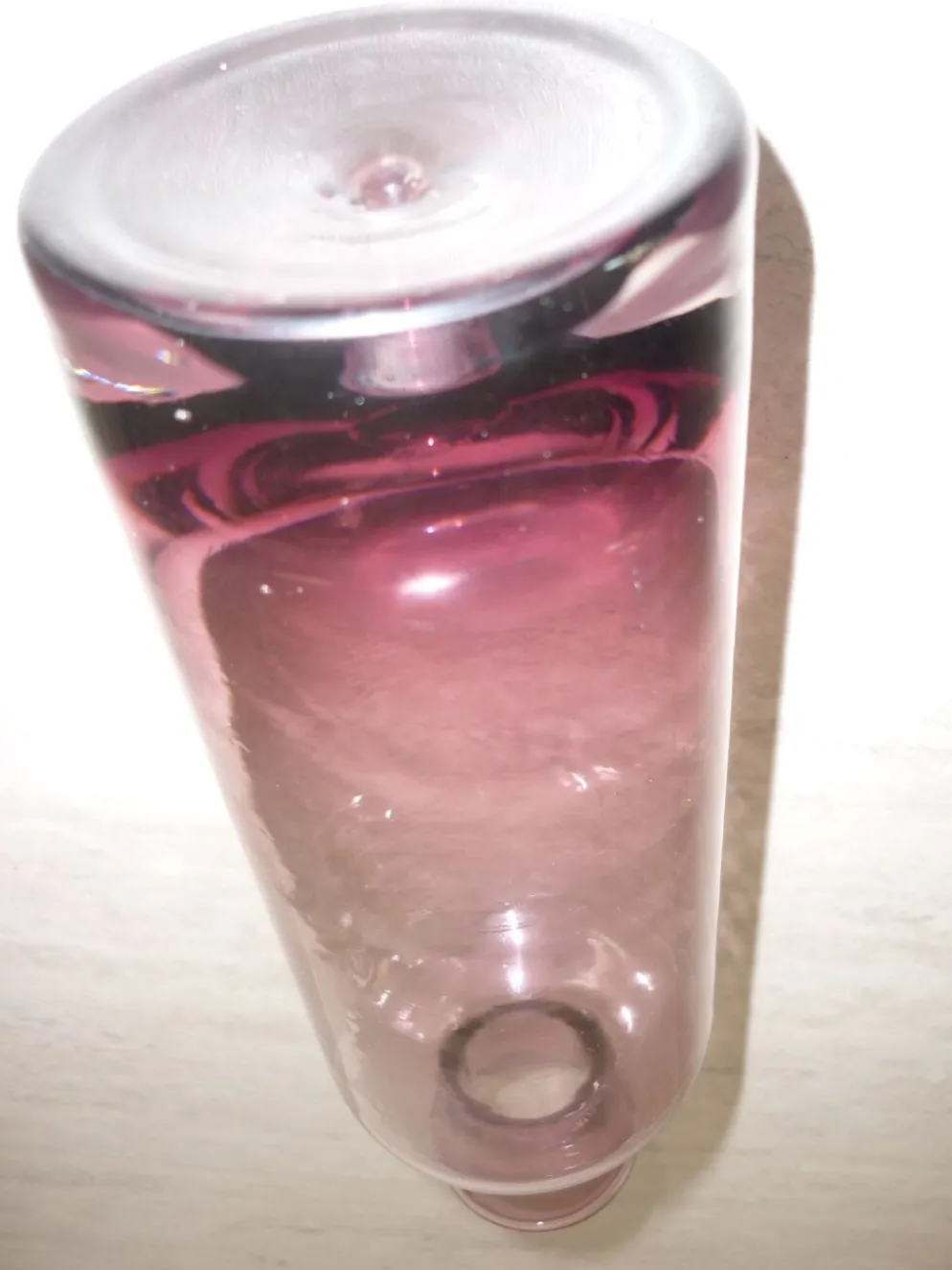Bouteille en verre couleur prune avec bulle