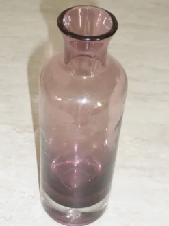 Bouteille en verre couleur prune avec bulle
