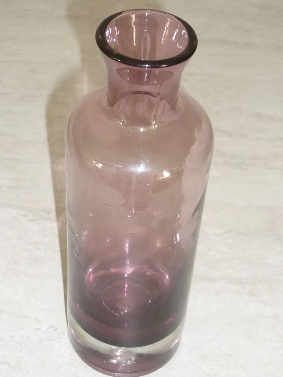 Bouteille en verre couleur prune avec bulle