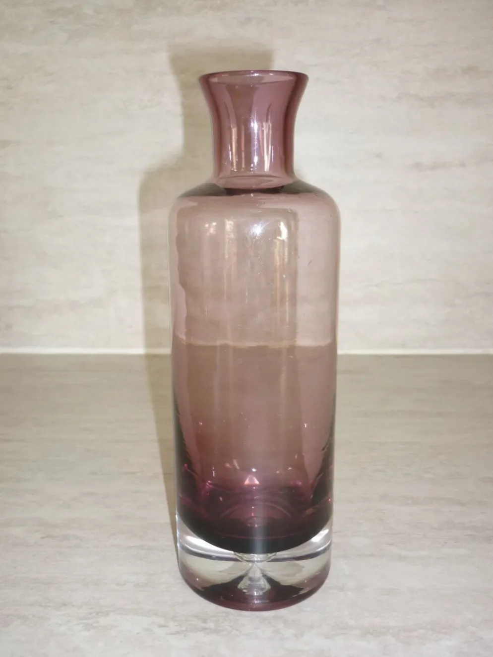 Bouteille en verre couleur prune avec bulle
