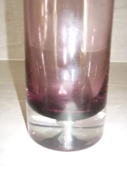Bouteille en verre couleur prune avec bulle