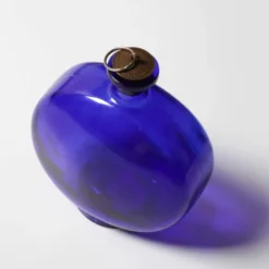 Bouteille en verre du milieu du siècle avec bouchon en pièce / Ruda Glasbruk / Suède / années 1970